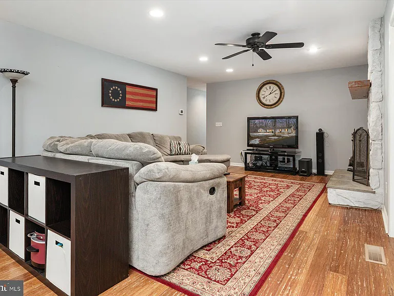 8953 Treesdale Dr — Photo 10