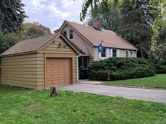 2nd image of 21 Faircroft Blvd