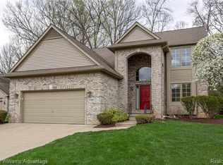 35661 Cross Crk N, Farmington, MI 48331