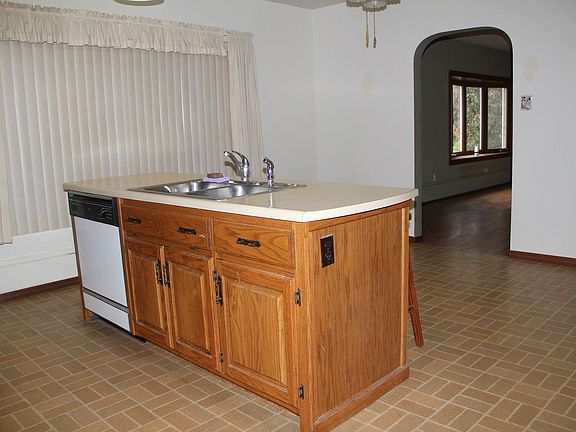 3rd image of 33 Oakwood Dr