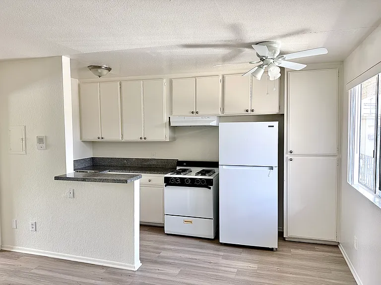 7355 Woodley Ave #10 — Photo 3