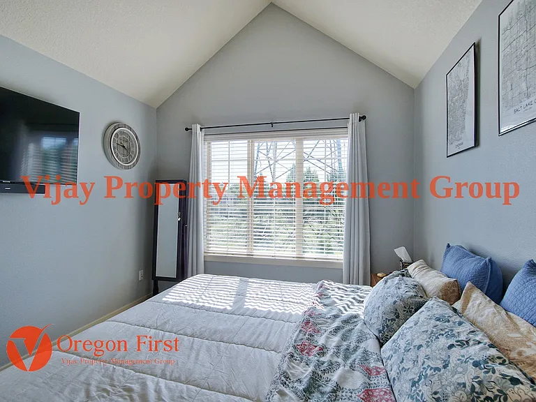 825 NE Wheelock Pl — Photo 26