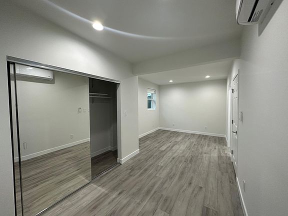 5th image of 608 W Hillcrest Blvd #1/4