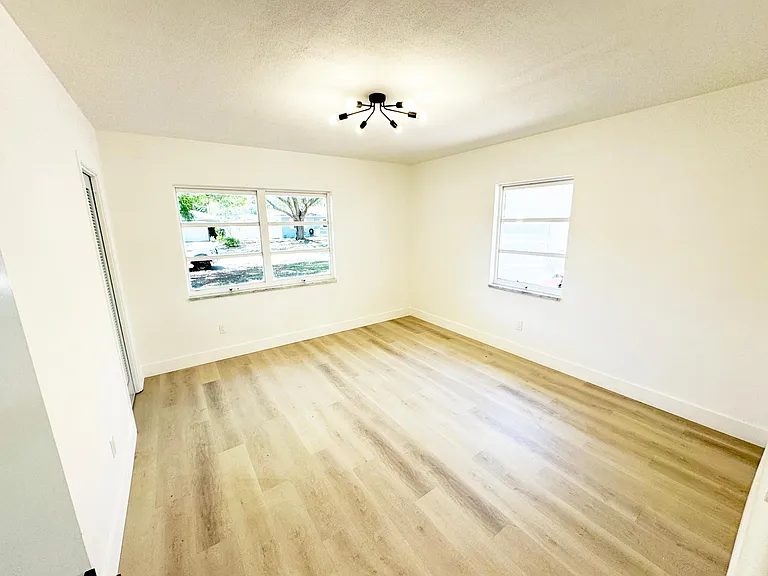 101 S Corona Ave — Photo 23