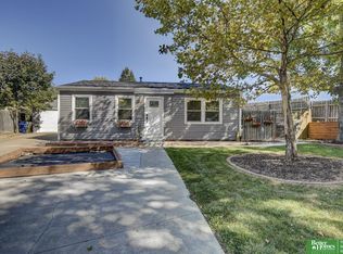3904 High Meadows Ln, Bellevue, NE 68147
