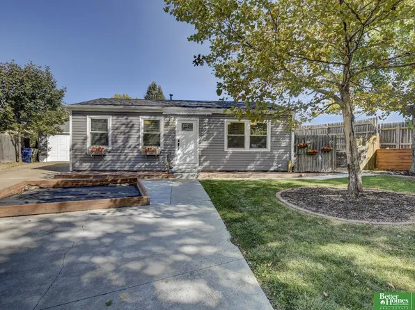 3904 High Meadows Ln, Bellevue, NE 68147