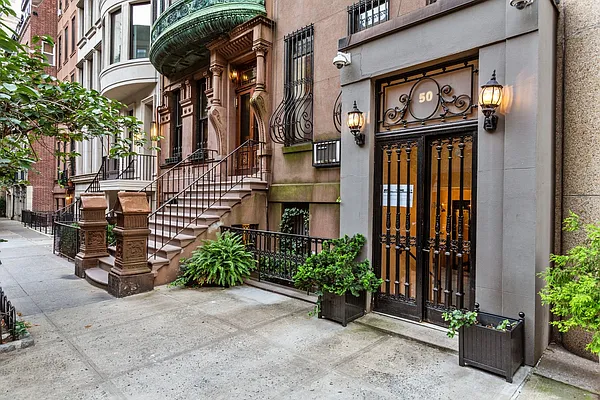 Rented by Luxian International Realty LLC | media 50