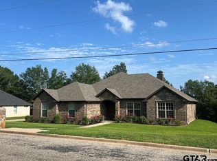 106 Woodgate Dr, Palestine, TX 75801