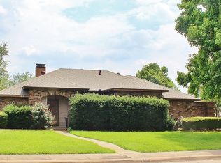 913 Manor Dr, Desoto, TX 75115
