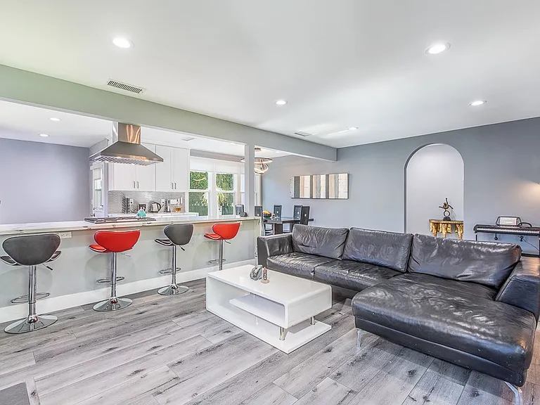 1207 Greenacre Ave — Photo 3