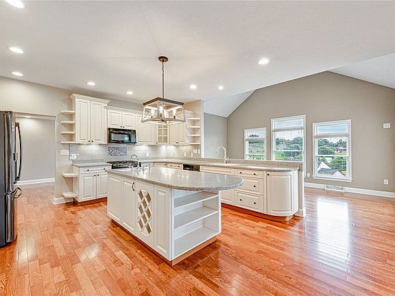 3rd image of 870 Peregrine Dr