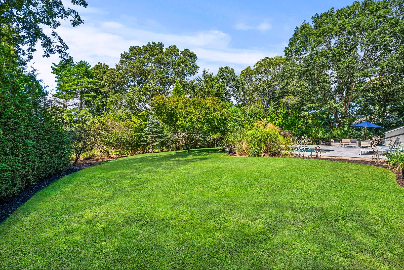  Lawn/property expanse