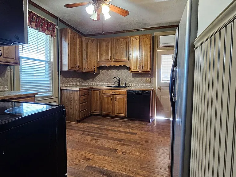 565 Trinity Rd — Photo 4
