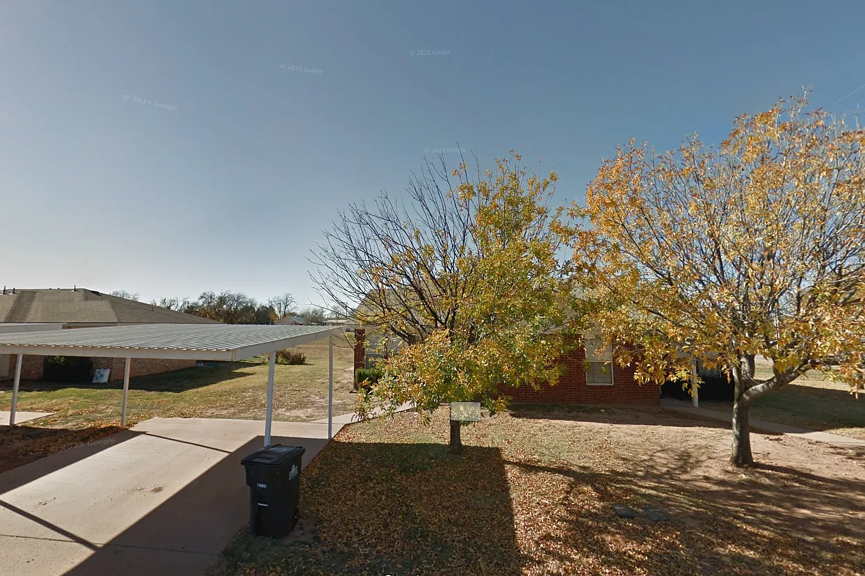 406 SE Railroad — Photo 1