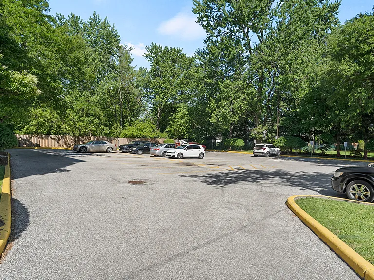 6600 Wyandotte St E — Photo 19