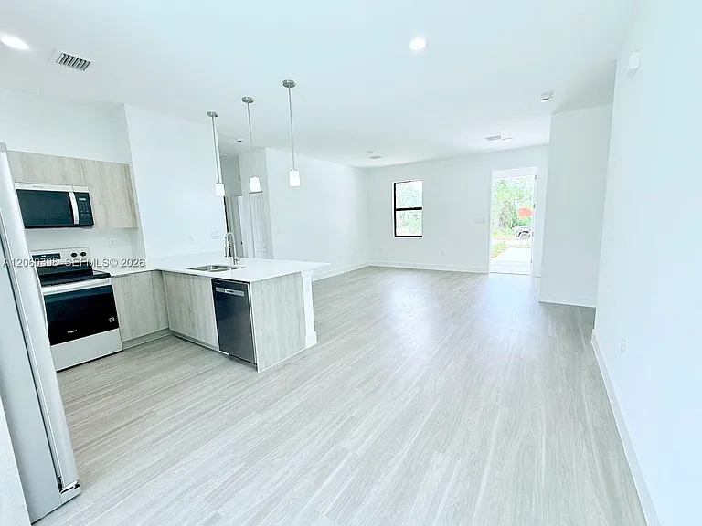 1048 Jay Ct — Photo 2
