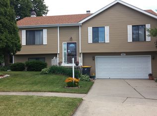 902 Garden Cir, Streamwood, IL 60107