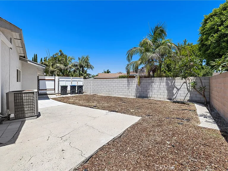822 E Borchard Ave — Photo 30