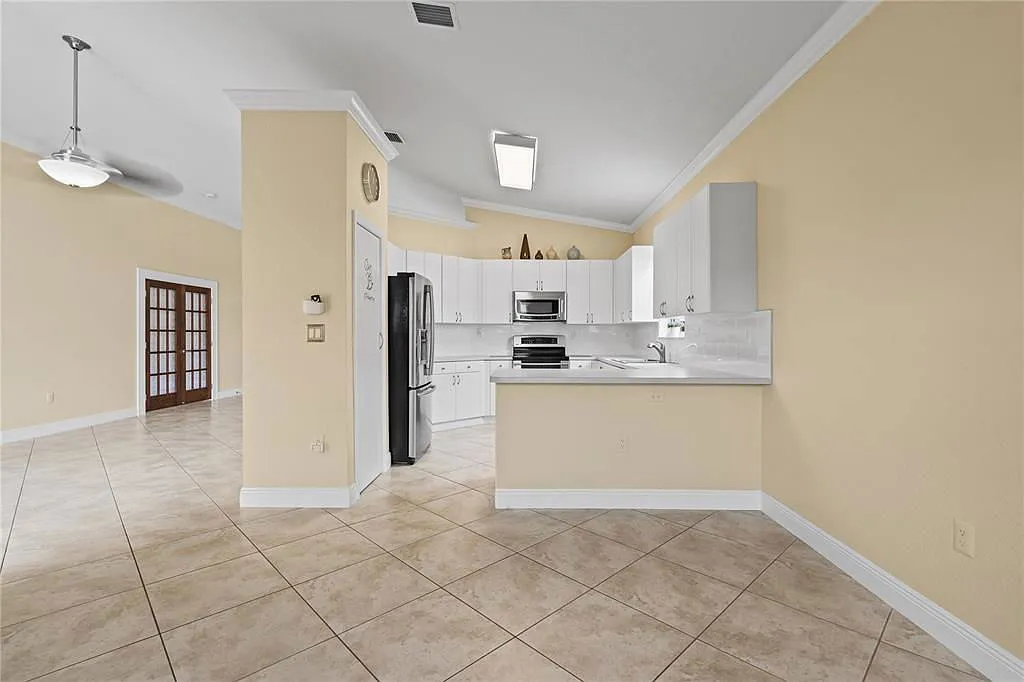 3 bed, 2.0 bath, 1739 sqft, $3,700 — Photo 4