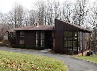 2 Shadow Ridge Ct, Holmdel, NJ 07733