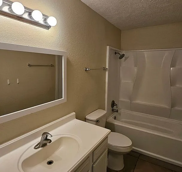 136 Erbbe St NE #1-4 — Photo 10