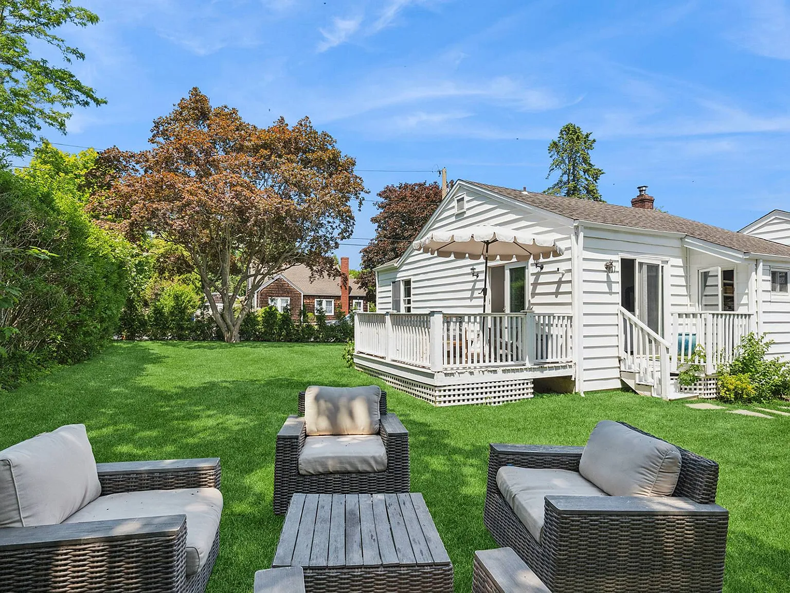 Renovated Beach Cottage East Hampton Fringe — Photo 2