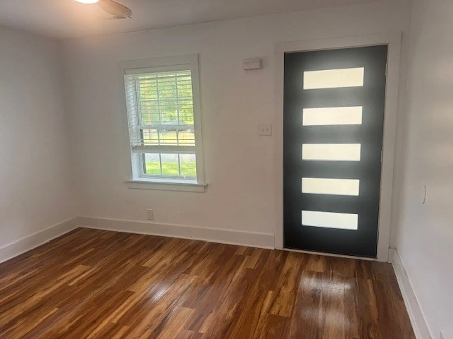 Two Bedroom 1 Bathroom-Fully renovated — Photo 4