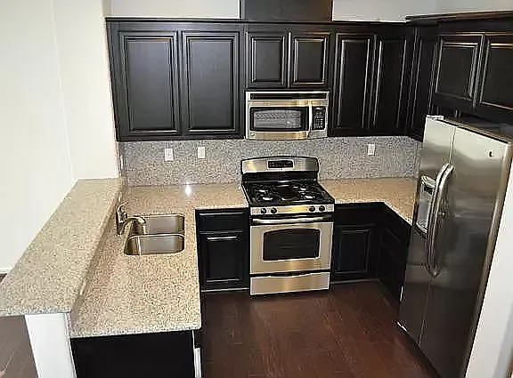 600 Old Oak Ln — Photo 2
