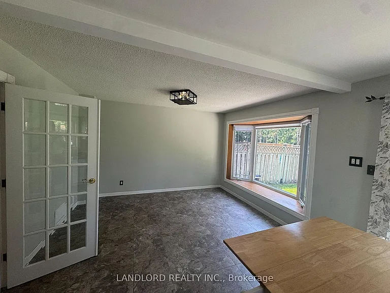 833 Laurier Ave — Photo 2