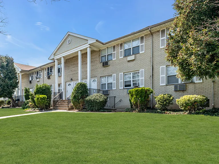 Cheryl Gardens — Photo 2
