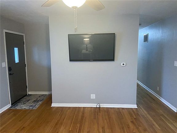 5th image of 307 E Meadow Ct