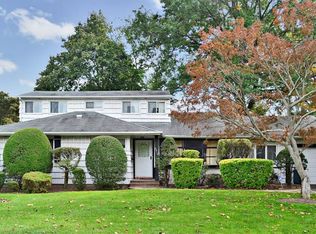 2010 Ladenburg Dr, Westbury, NY 11590