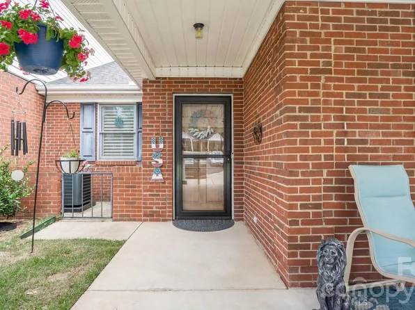 19940 Oak Leaf Cir, Cornelius, NC 28031