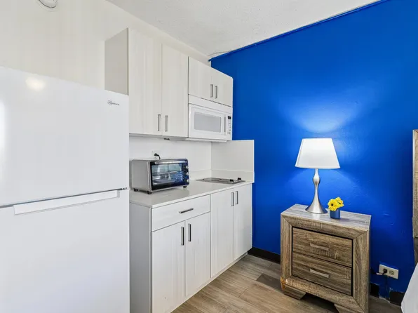 Siegel Suites San Antonio, 3855 N Panam Expy #252, San Antonio, TX 78219