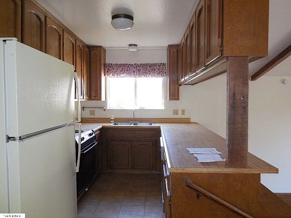 5th image of 21155 Hemlock St