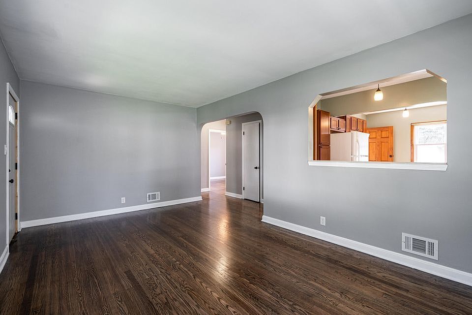 Hardwood Floors w/ Pass-Thru