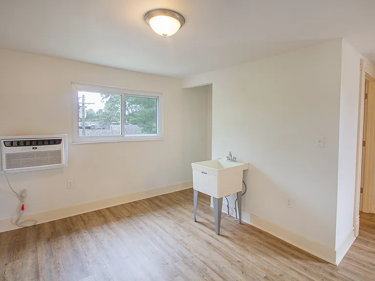 328 Franklin Ave — Photo 15