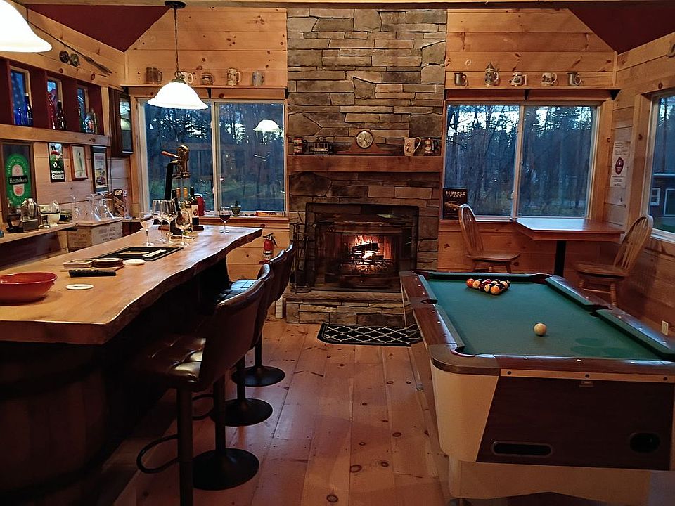 Bar/pool room