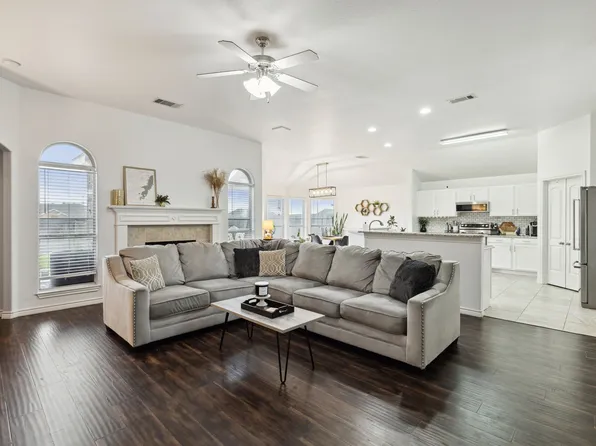 707 Bayshore Dr, Mansfield, TX 76063