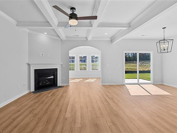 5th image of 295 Yarrow Dr