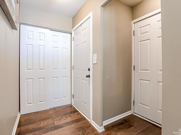 3rd image of 1860 Broadmoore Dr