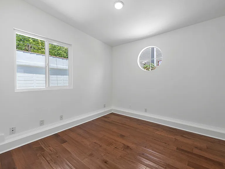 4733 Ambrose Ave — Photo 23