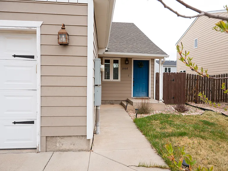 1007 Boswell Dr — Photo 1