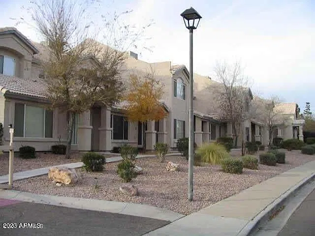 3 bed, 2.5 bath, 1469 sqft, $1,945 — Photo 2