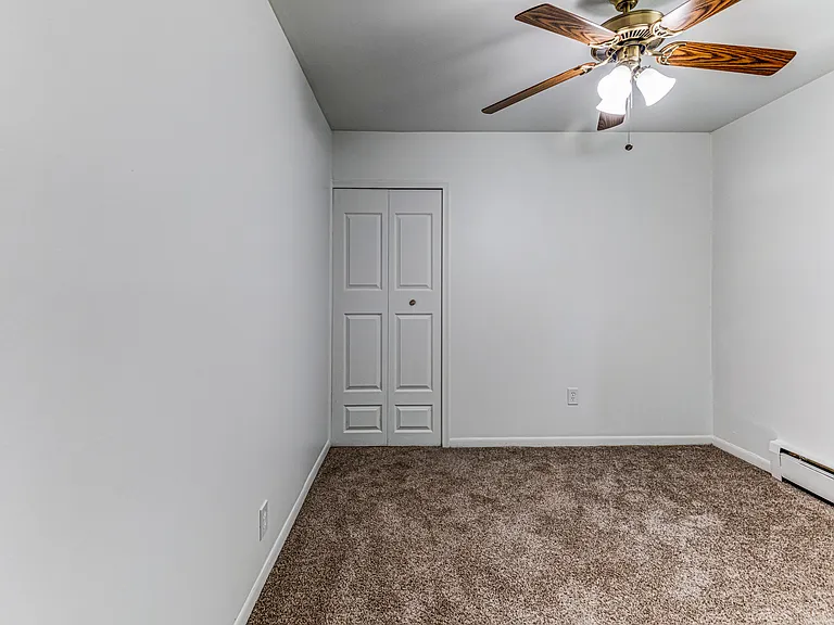Somerset Manor East Apartments — Photo 17