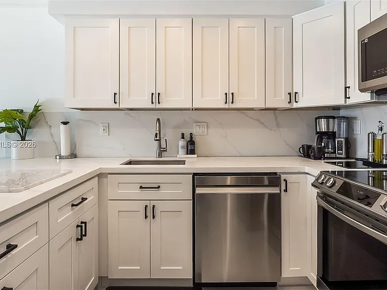 2900 NE 30th St #F7 — Photo 9