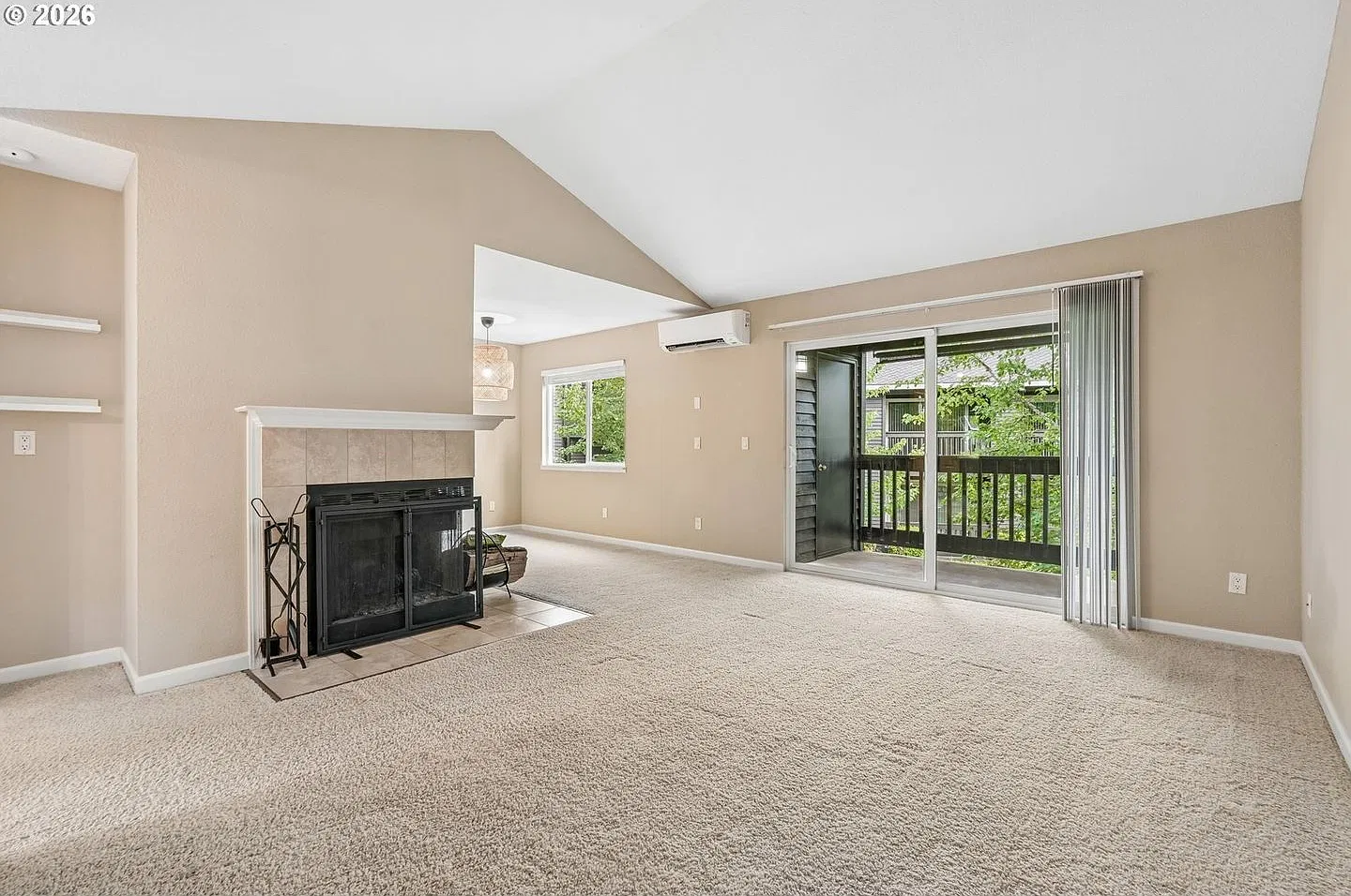 Beautiful 1 Bedroom End-Unit Condo in Murrayhill Woods! Vaulted Ceilings, Decorative Fireplace, C... — Photo 2