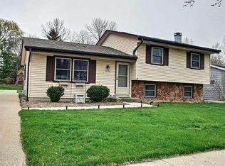 3075 E Stonefield Dr, Oak Creek, WI 53154