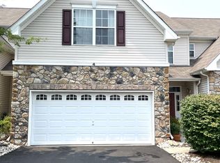 4 Blake Dr, Pennington, NJ 08534