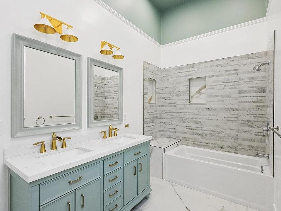 Fully upgraded large full bathroom